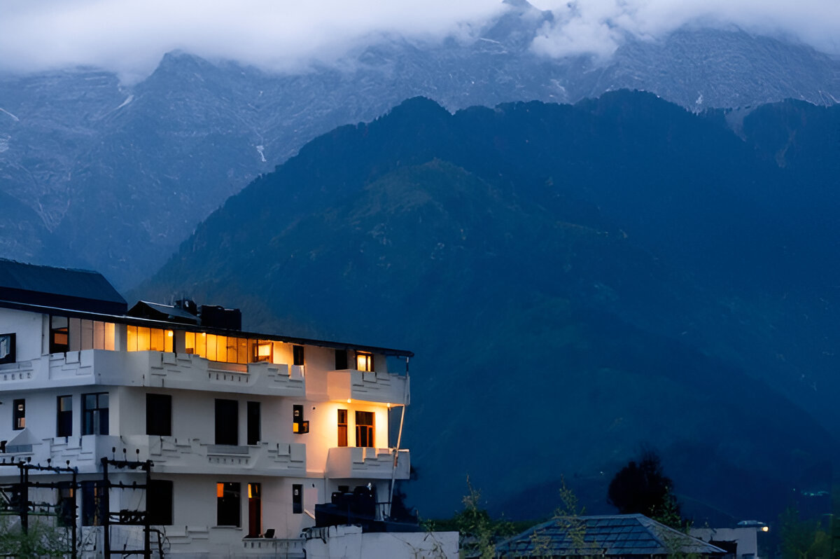 Accommodation near Gun Hill, Mussoorie – "Luxury and budget-friendly hotels near Gun Hill, Mussoorie, offering stunning mountain views.